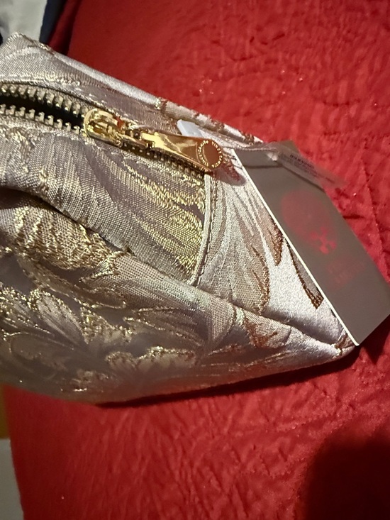 Vince Camuto Cosmetics Bag With Eye Mask set - Picture 5 of 11